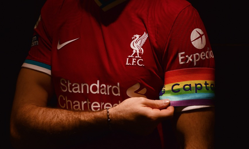 Liverpool igrač s kapetanskom trakom u duginim bojama