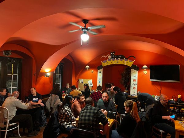 Druženje nakon konferencije: službeni domjenak i afterparty u Crnom mačku